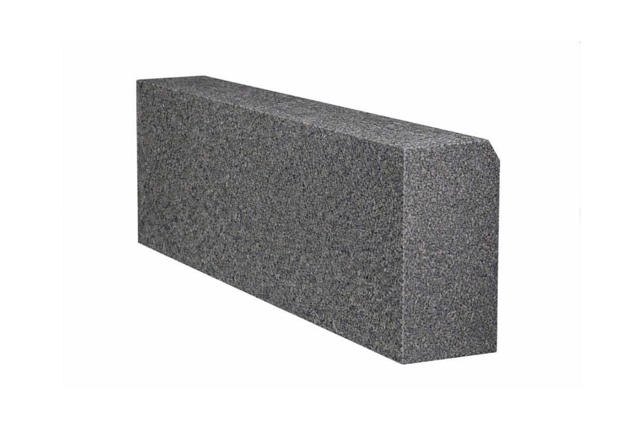 Бордюр гранітний з габро Lх300х150 мм (L=700-1500 мм)