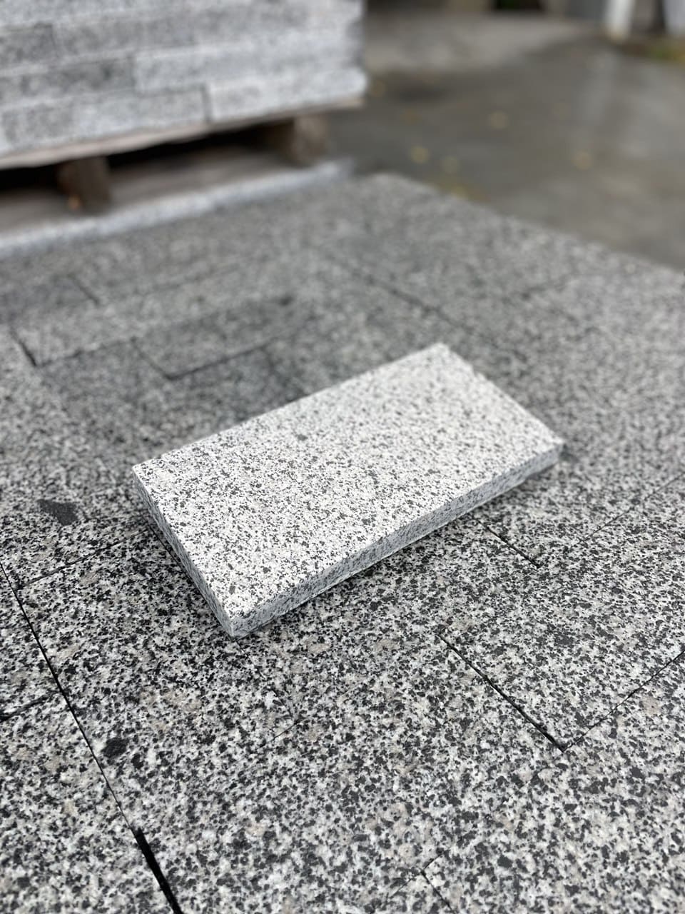 Бруківка гранітна з Покостівського граніту 200х100х30 мм пиляна  термооброблена — додаткове фото