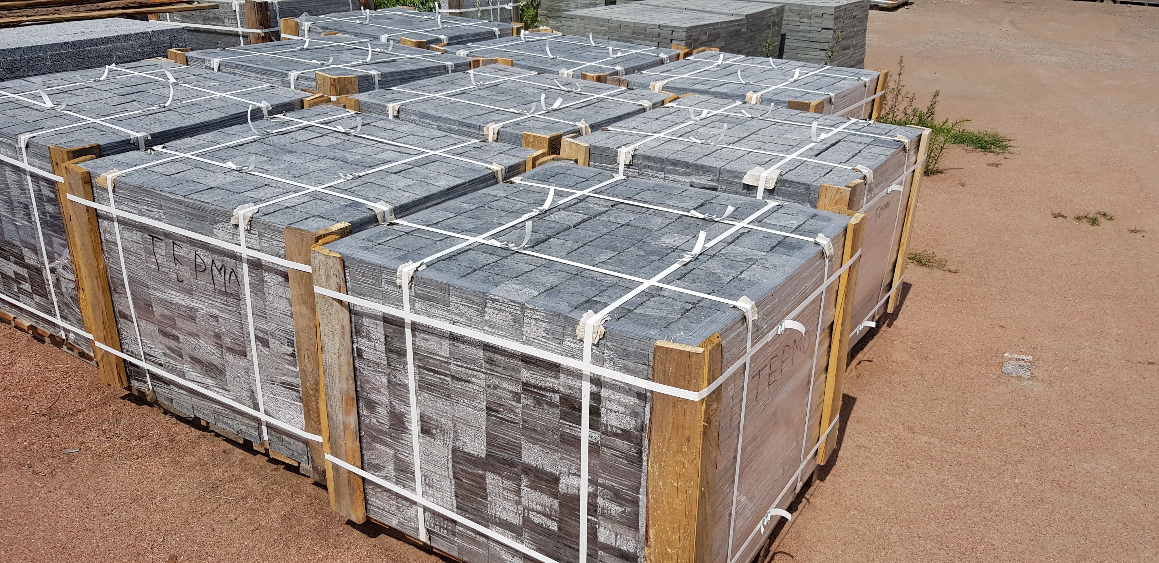 Бруківка гранітна гранітна з  лабрадориту 100х100х40 мм пиляна  термооброблена — додаткове фото