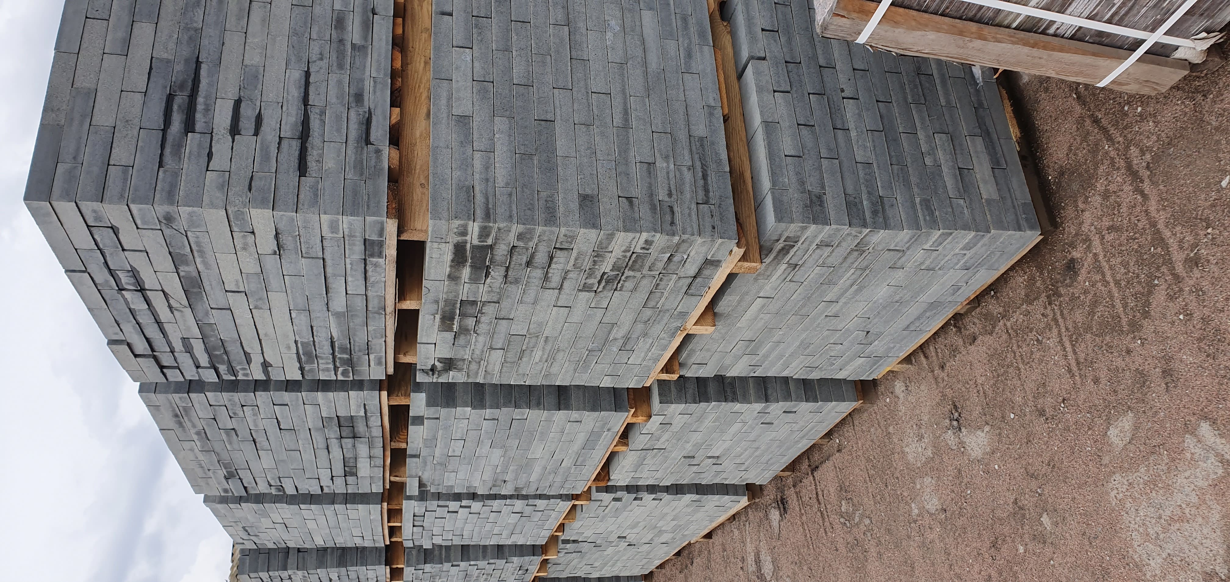 Бруківка гранітна з габро 200х100х40 мм пиляна  термооброблена — додаткове фото