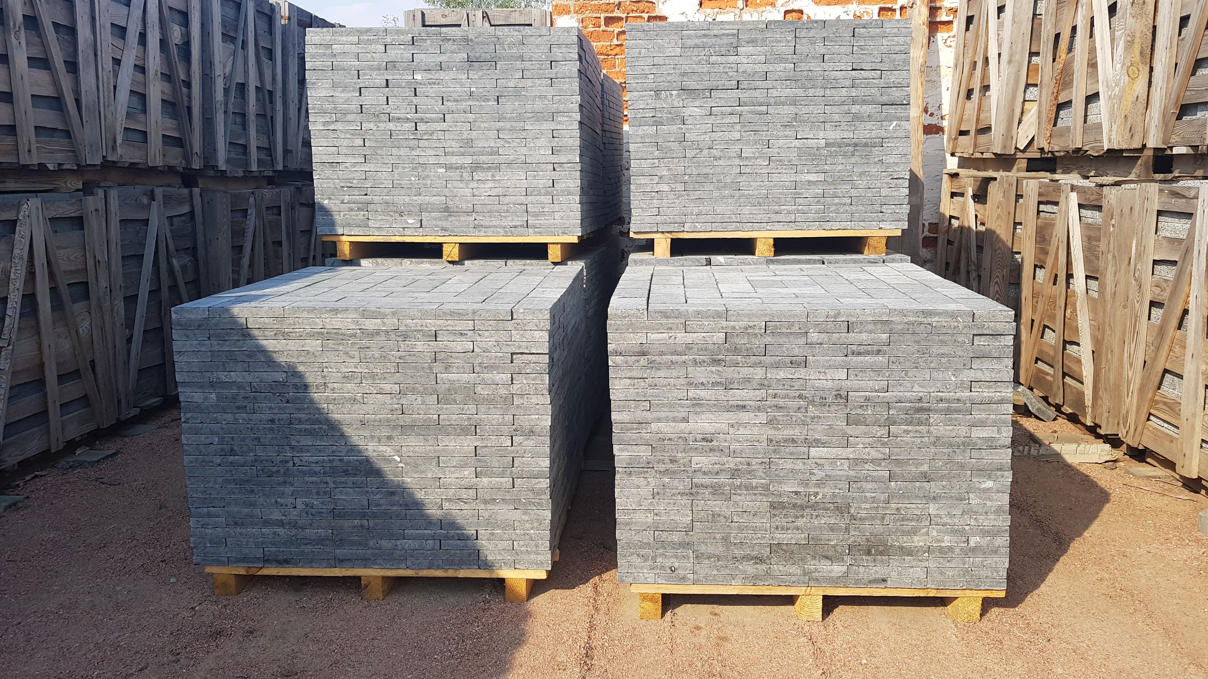 Бруківка гранітна з габро 200х100х30 мм пиляна  термооброблена — додаткове фото