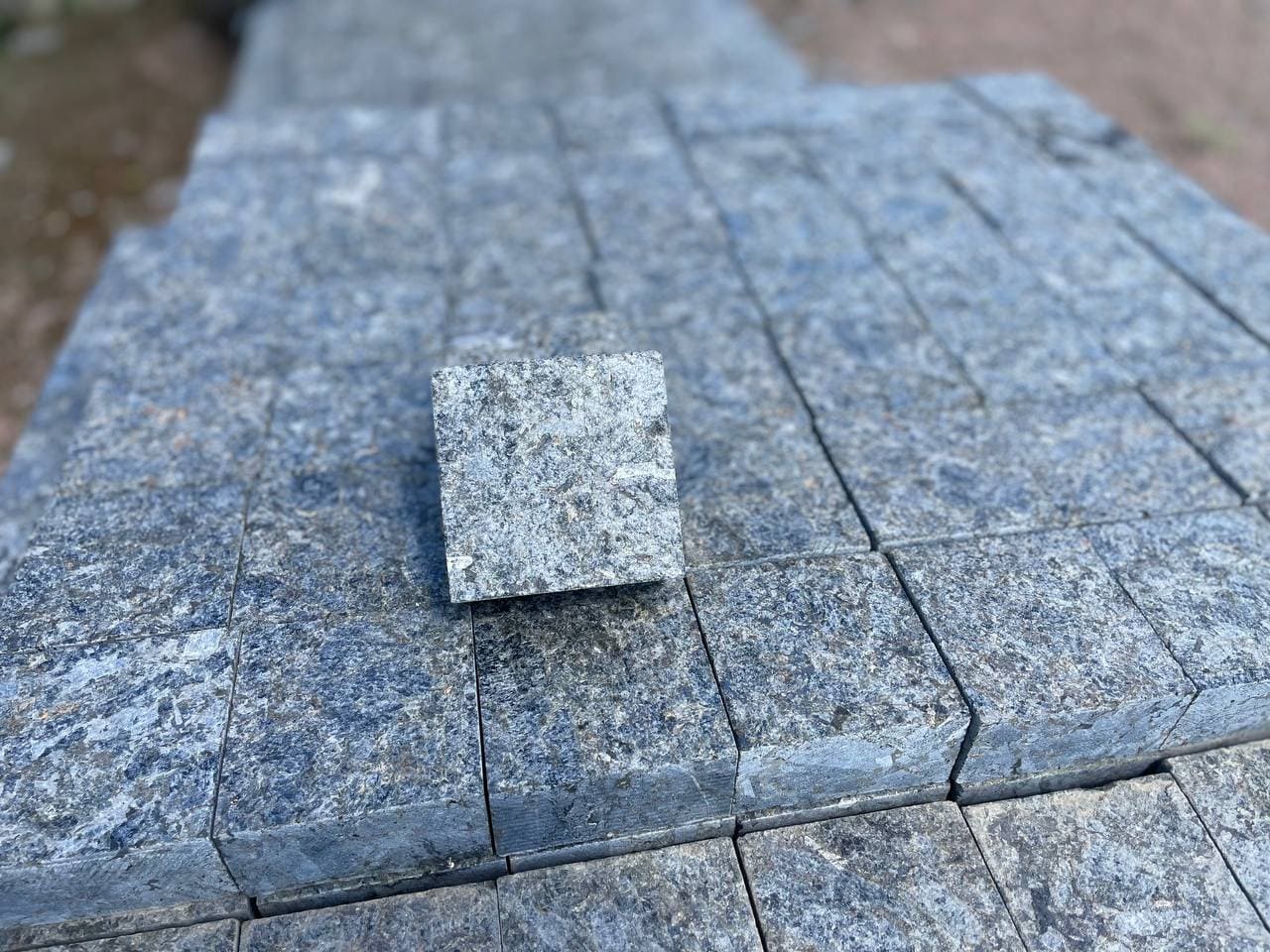 Бруківка гранітна з лабрадориту 100х100х50 мм пиляна  термооброблена — додаткове фото