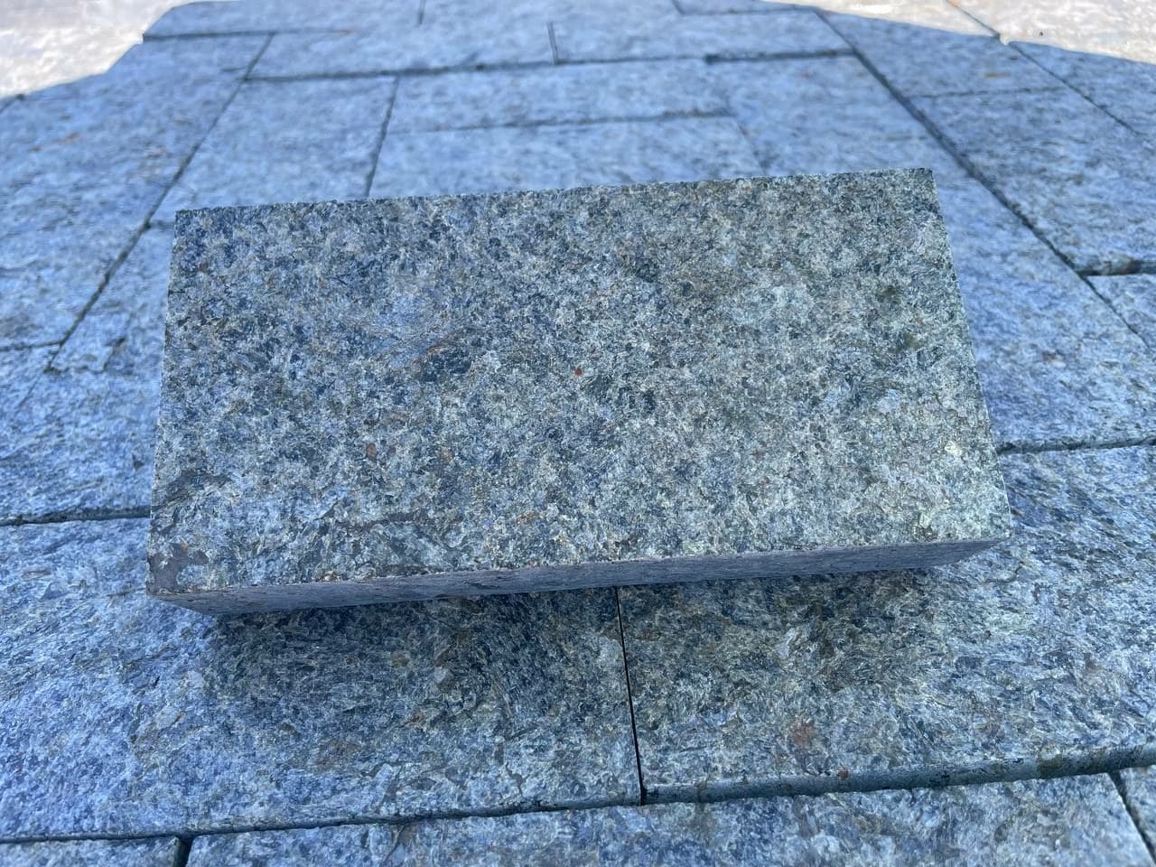 Бруківка гранітна з лабрадориту 200х100х50 мм пиляна  термооброблена — додаткове фото