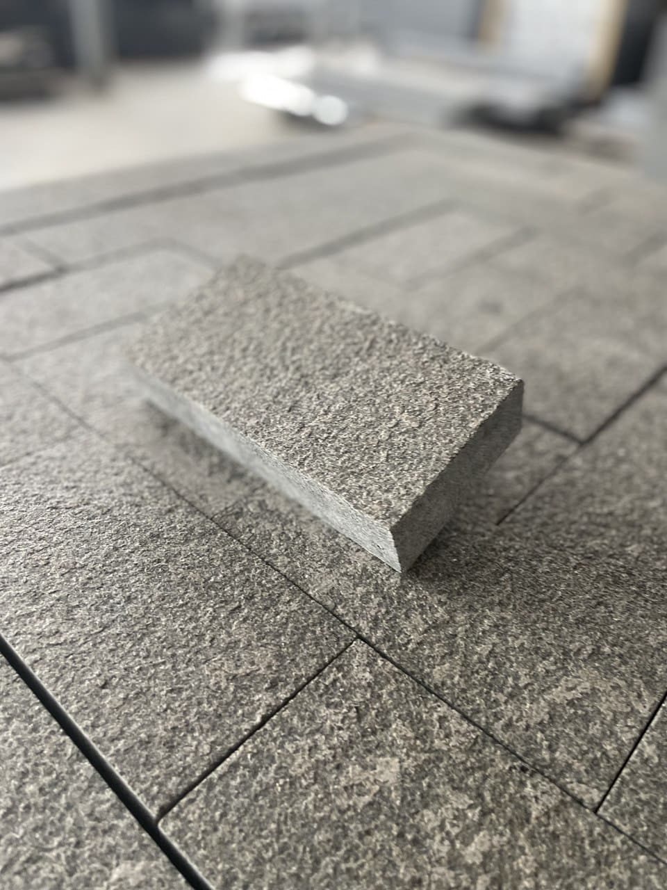 Бруківка гранітна з  габро 200х100х50 мм пиляна  термооброблена — додаткове фото