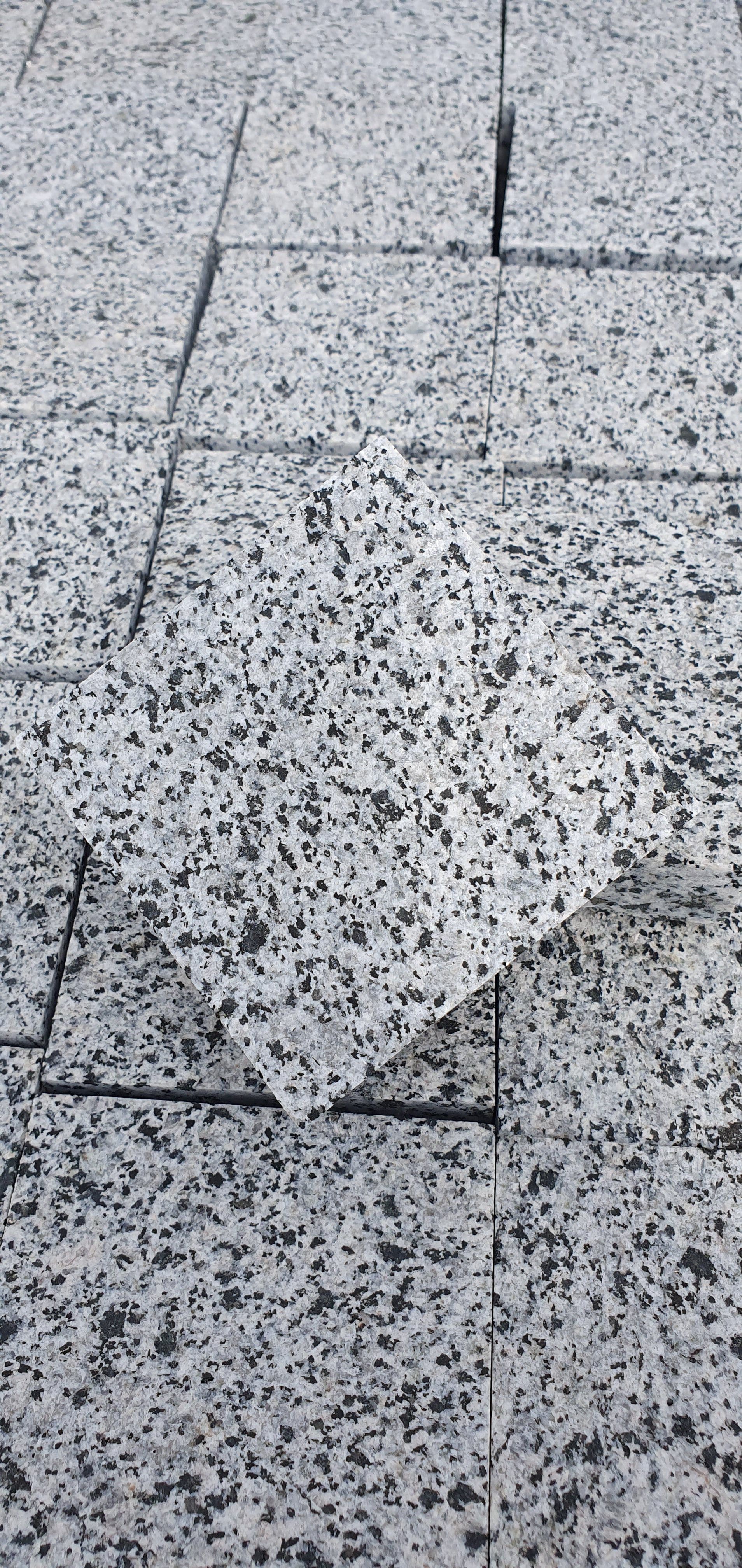 Бруківка гранітна з Покостівського граніту 100х100х40 мм пиляна  термооброблена — додаткове фото