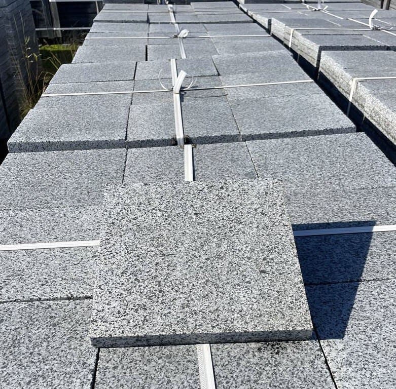 Плитка гранітна з Покостівського граніту 300х300х50 мм   термооброблена — додаткове фото