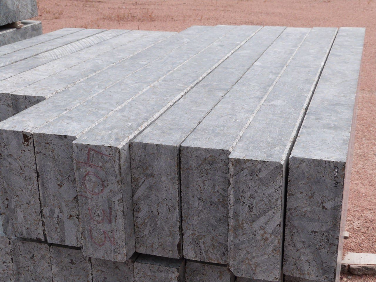 Бордюр гранітний з лабрадориту  Lх200х60 мм   (L=700-1500 мм) — додаткове фото