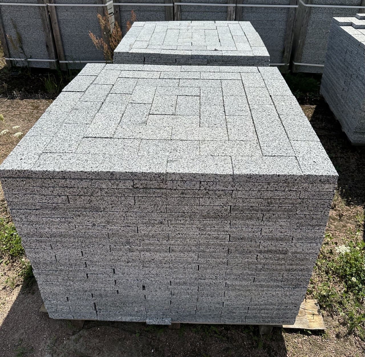 Бруківка гранітна з Покостівського граніту 200х100х40 мм пиляна  термооброблена — додаткове фото