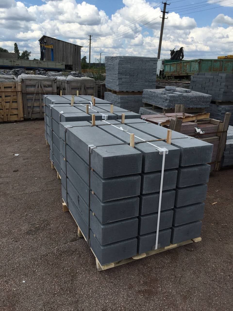 Бордюр гранітний з габро Lх300х150 мм (L=700-1500 мм) — додаткове фото