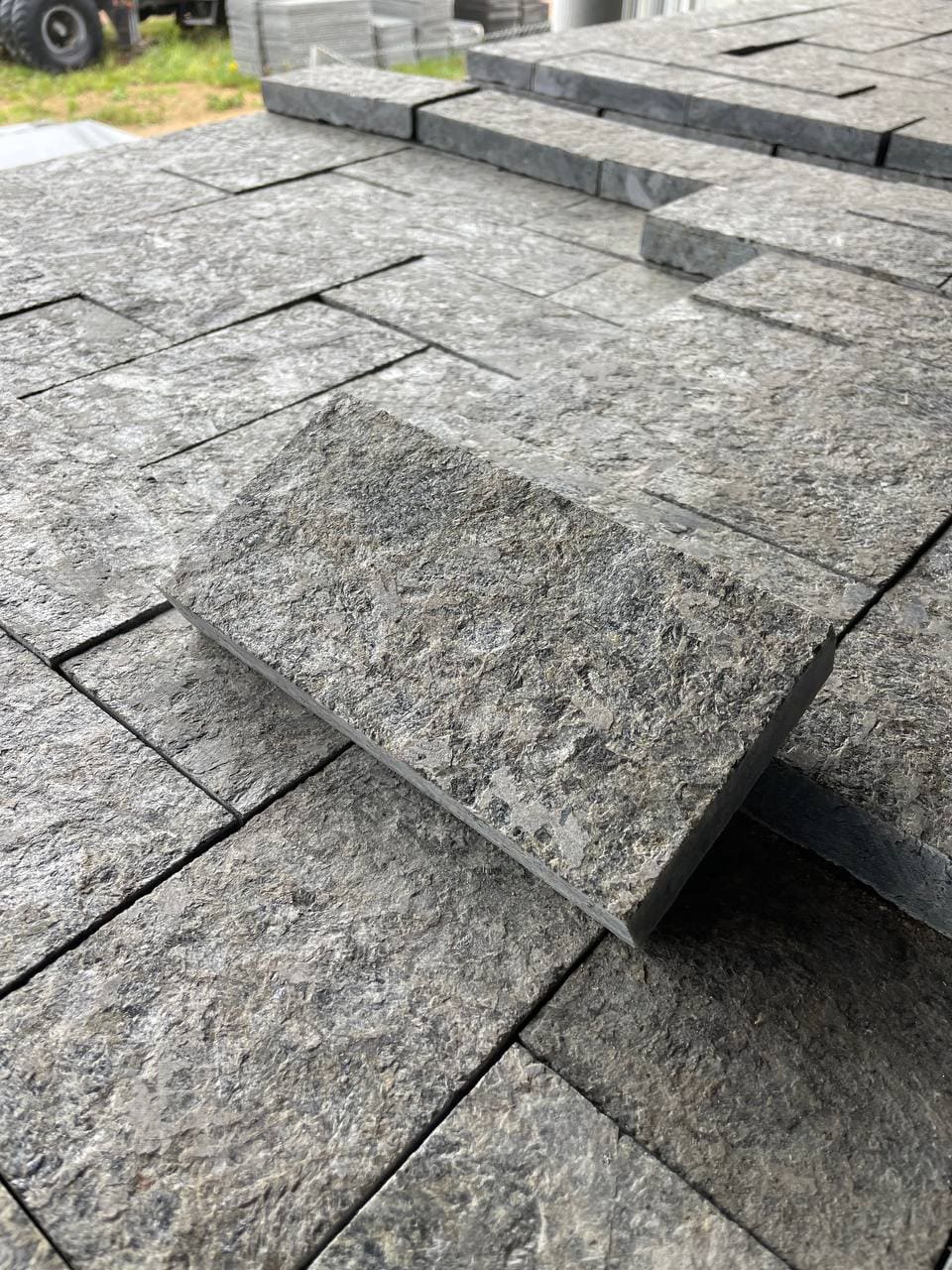 Бруківка гранітна з лабрадориту 200х100х30 мм пиляна  термооброблена — додаткове фото