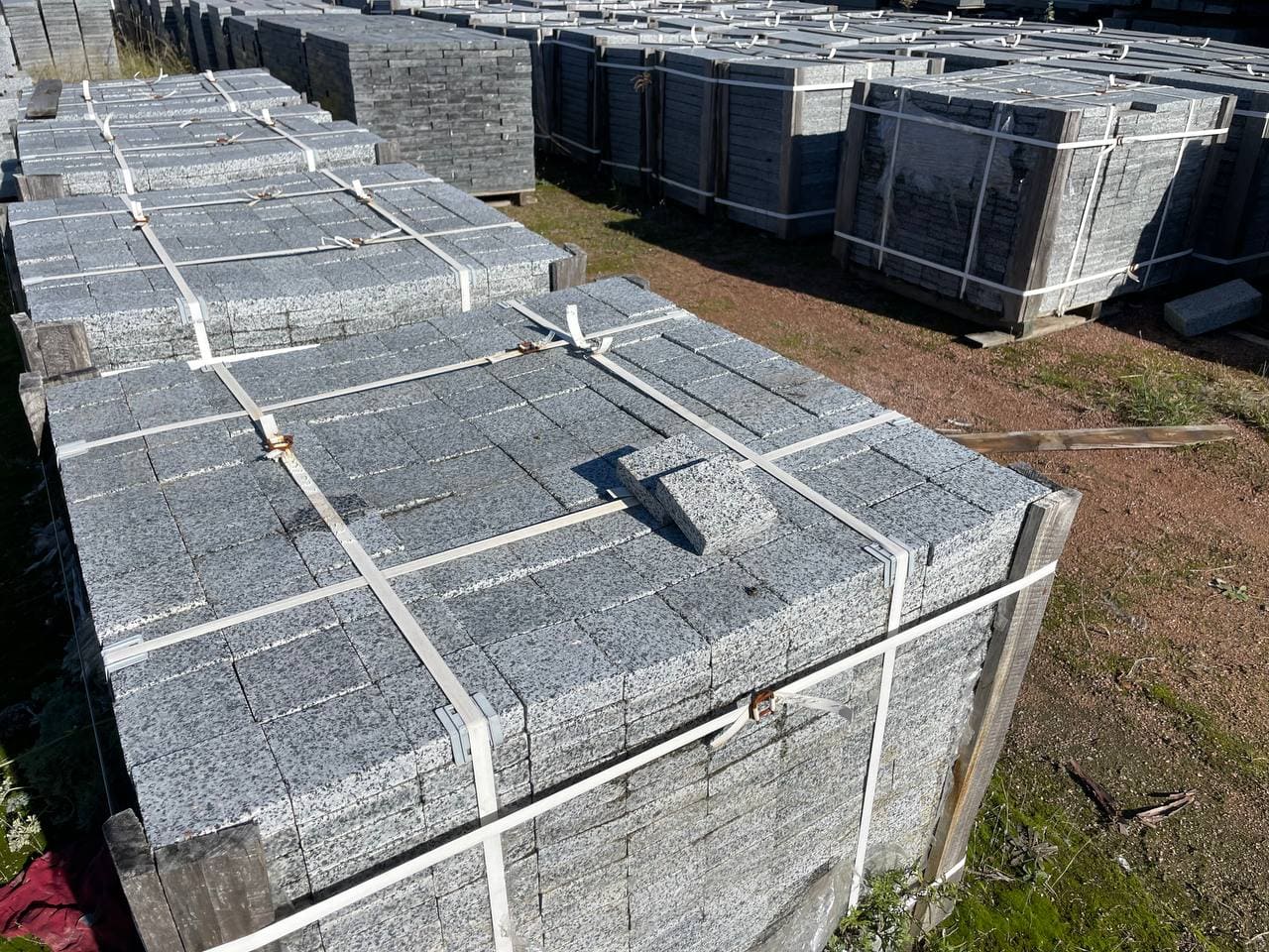 Бруківка гранітна з Покостівського граніту 100х100х30 мм пиляна  термооброблена — додаткове фото