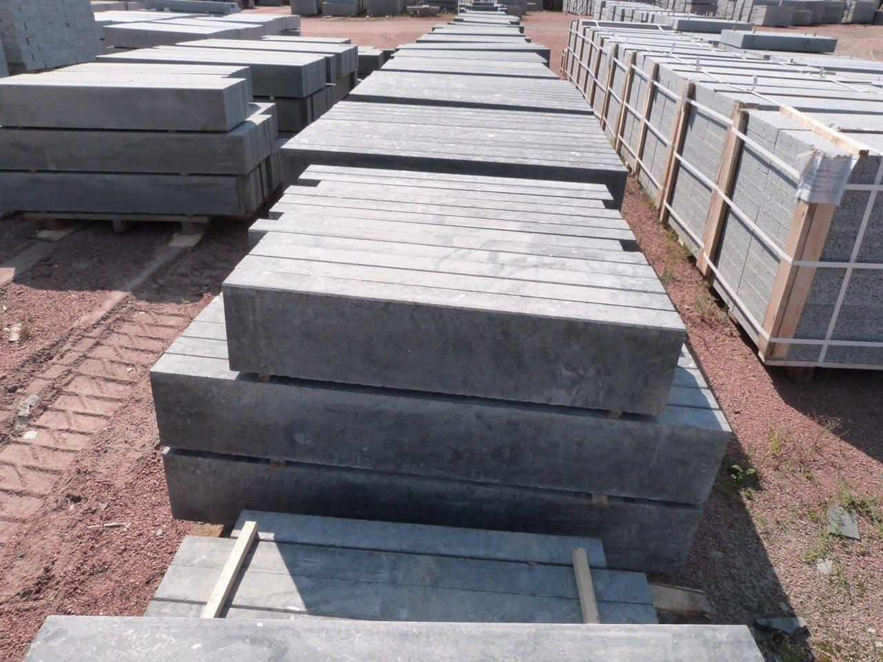 Бордюр гранітний з лабрадориту  Lх200х60 мм   (L=700-1500 мм) — додаткове фото