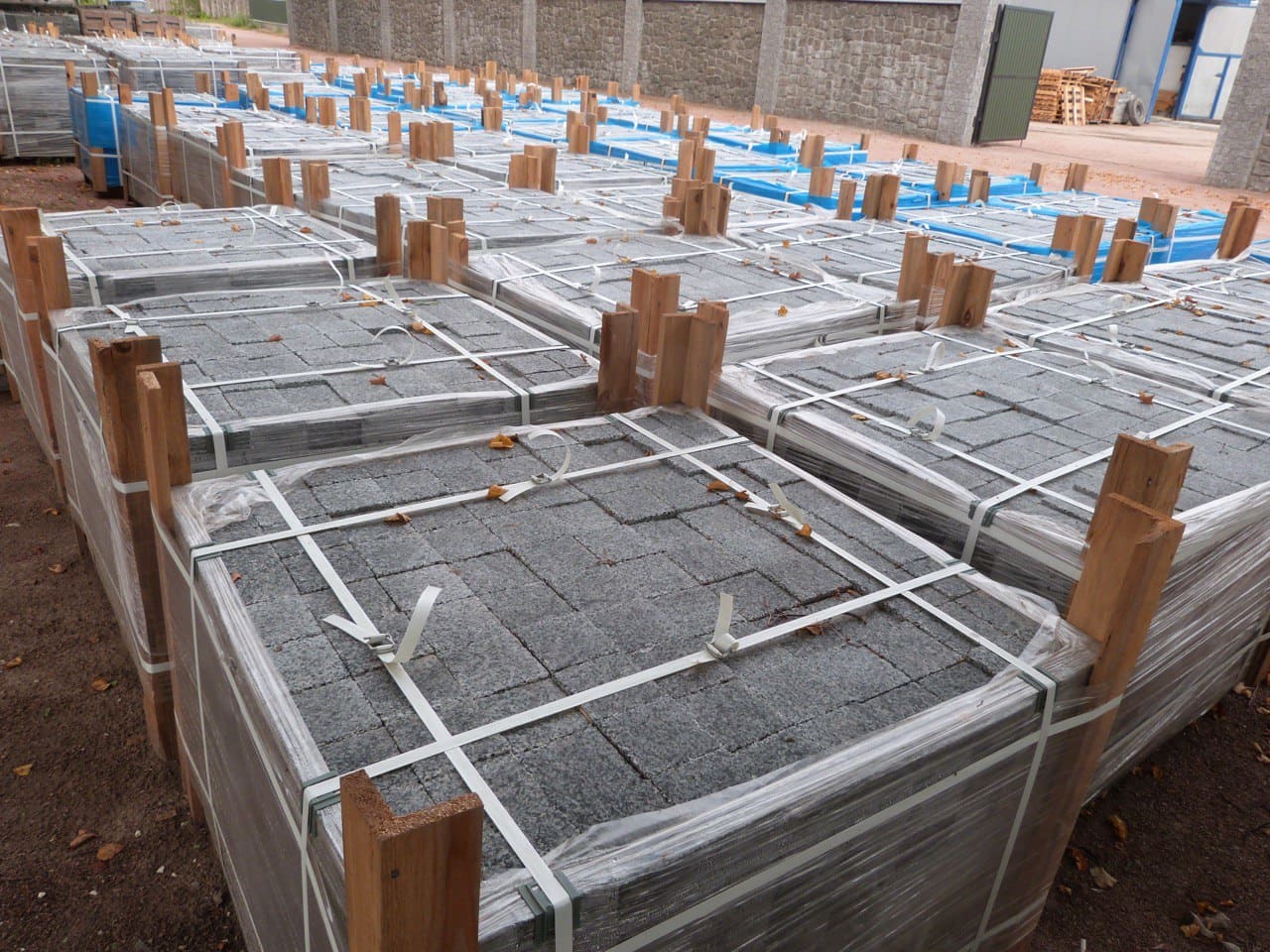 Бруківка гранітна з Покостівського граніту 100х100х30 мм пиляна  термооброблена — додаткове фото