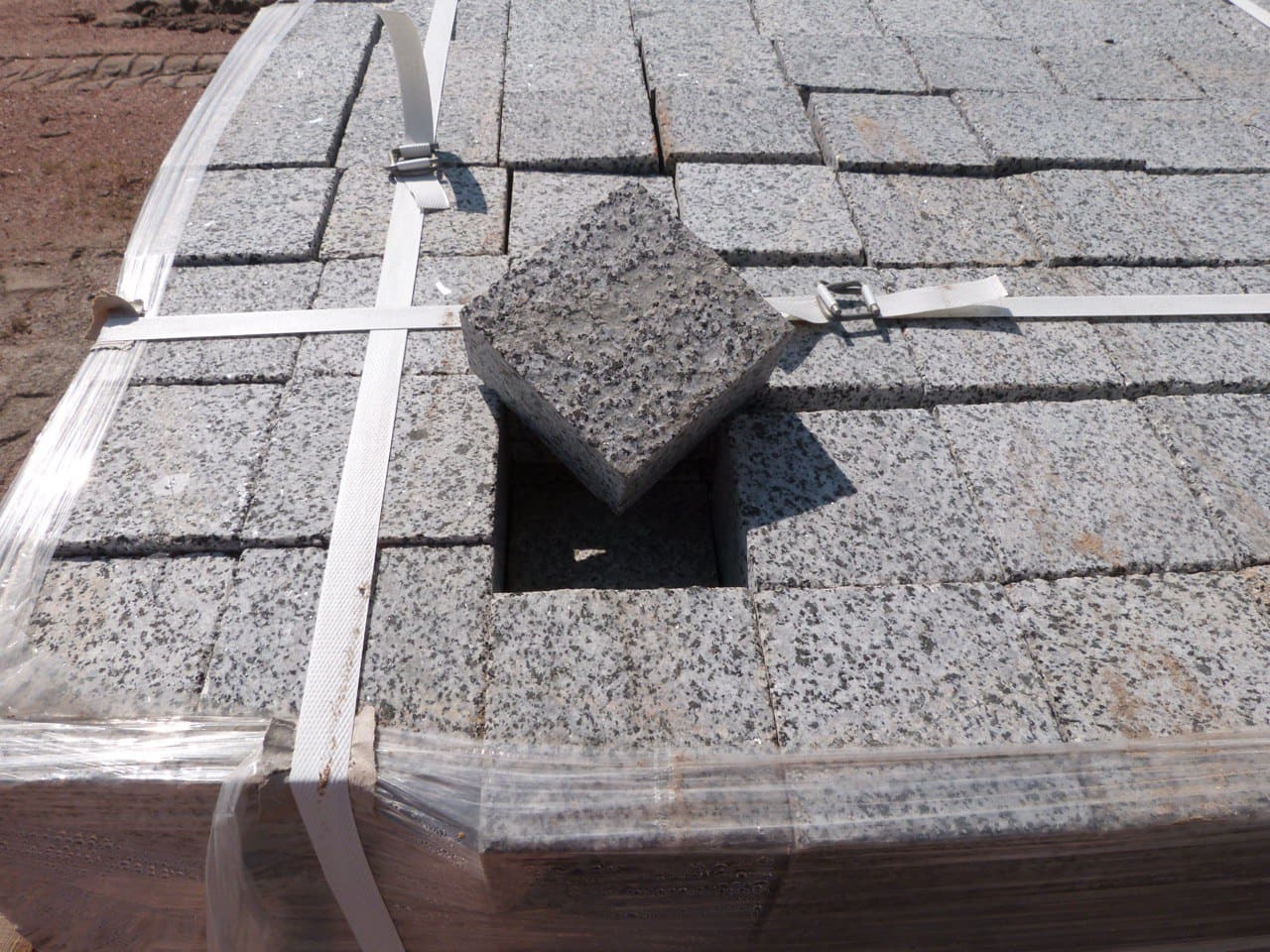 Бруківка гранітна з Покостівського граніту 100х100х40 мм пиляна  термооброблена — додаткове фото