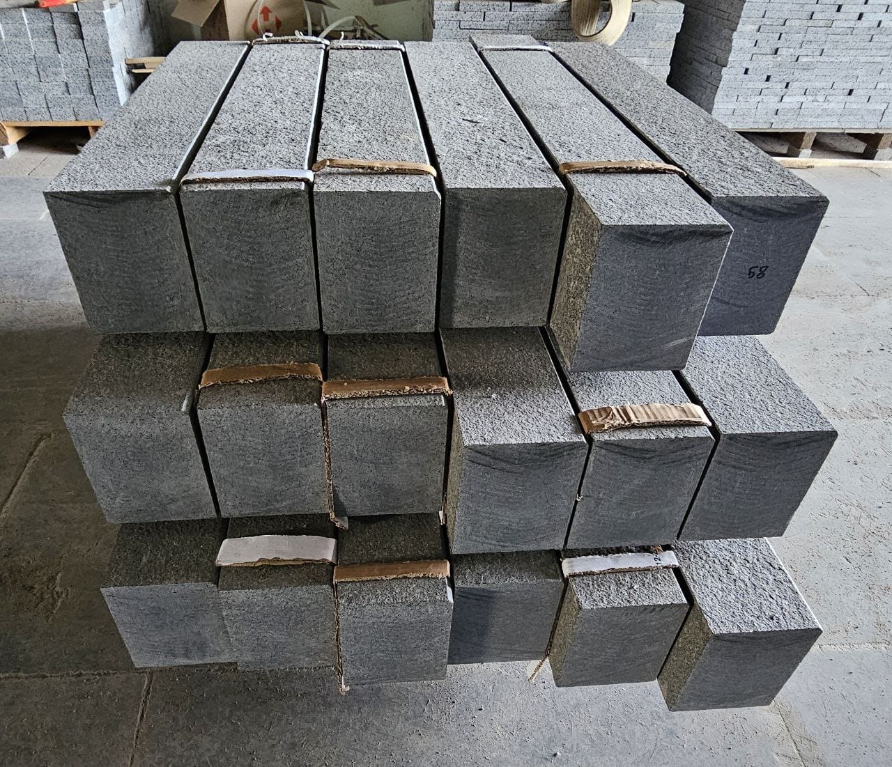 Бордюр гранітний з габро  Lх200х60 мм  (L=700-1500 мм) — додаткове фото