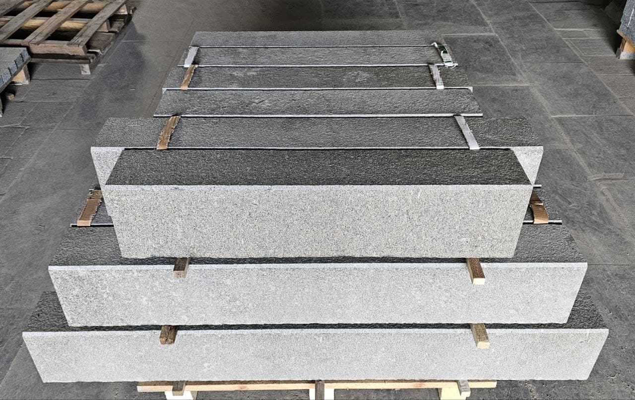 Бордюр гранітний з габро  Lх200х60 мм  (L=700-1500 мм) — додаткове фото