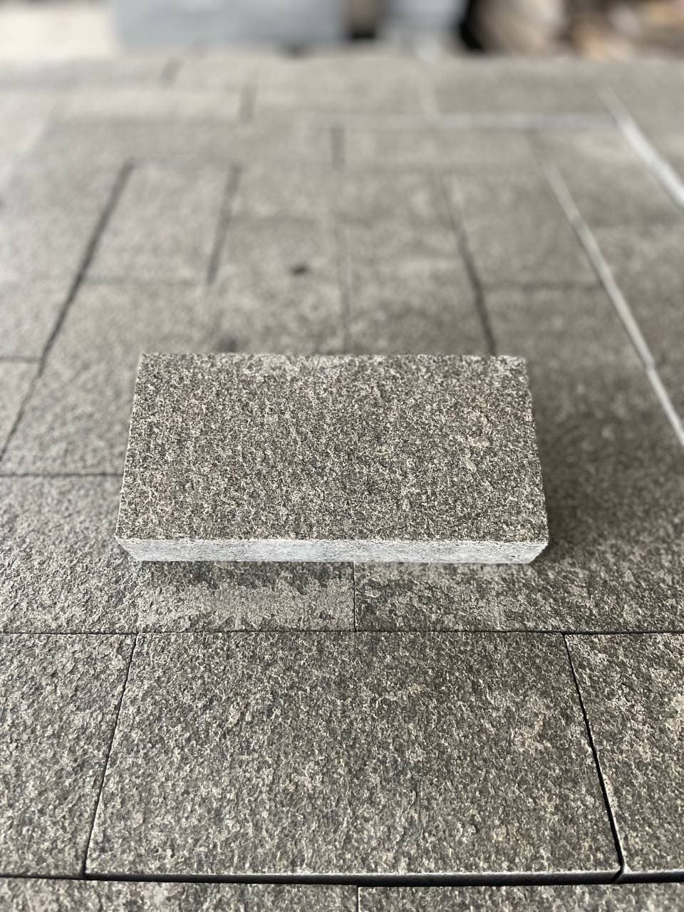 Бруківка гранітна з габро 200х100х40 мм пиляна  термооброблена — додаткове фото