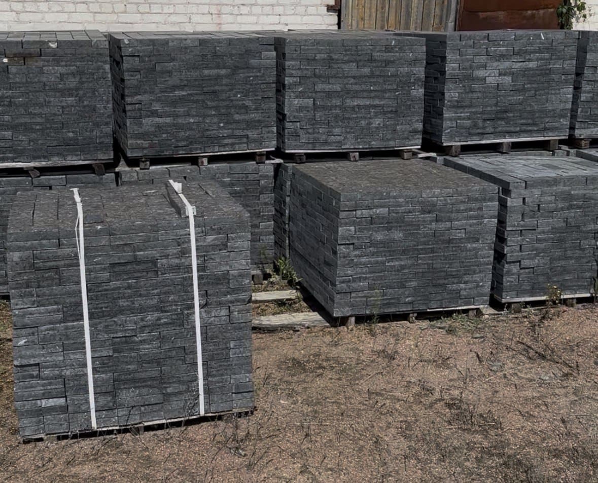 Бруківка гранітна з лабрадориту 200х100х50 мм пиляна  термооброблена — додаткове фото